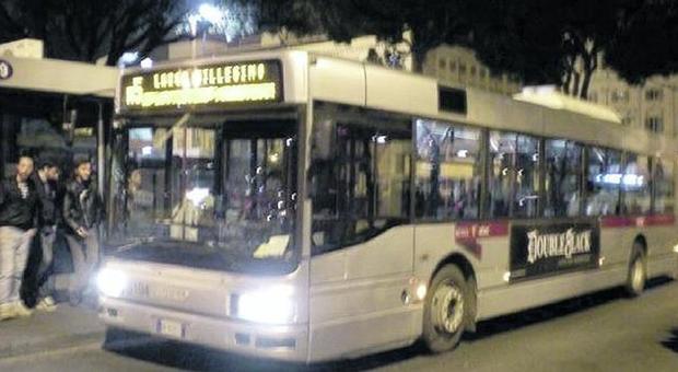 Roma, rissa fra dieci persone sul bus: sfondata la cabina del conducente