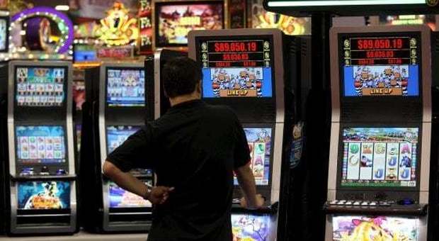 La febbre del gioco vale 869 milioni: le slot battono Bingo e lotterie