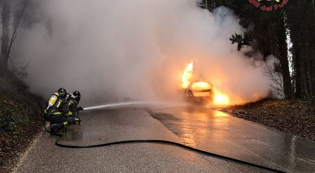 Fumo dal cofano, si ferma e scende: l'auto divorata e distrutta dal fuoco