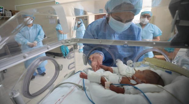 Coronavirus, bambino nato prematuro di appena 580 grammi guarisce dalla malattia