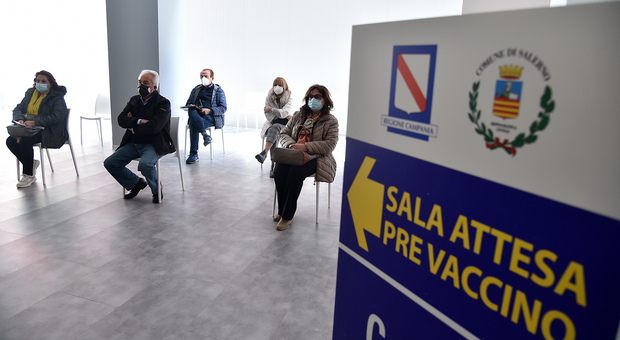 Vaccini a Salerno, 11mila ultraottantenni sono rimasti senza l'iniezione anti-Covid