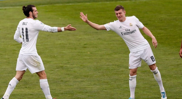 Gareth Bale esulta con il compagno del Real Madrid, Toni Kroos