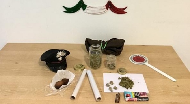 Biscotti alla marijuana nello zaino, 63 grammi di droga: beccato 17enne
