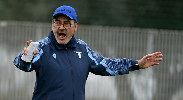 Lazio, Sarri scherza su Mourinho: «Ho smesso di fumare qualche giorno fa»