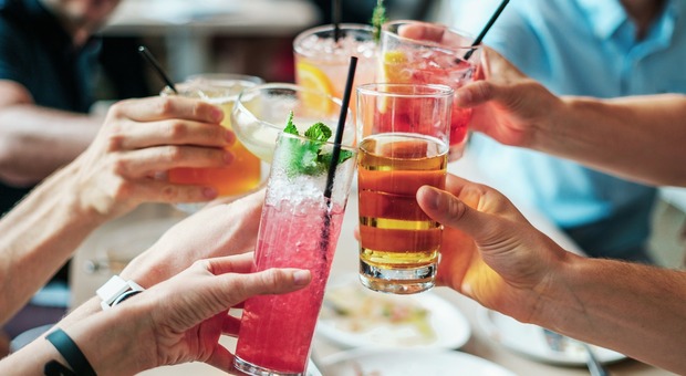 Gin, whisky e birra ma senza l’alcol: è boom di consumi: i drink a bassa gradazione conquistano i giovani