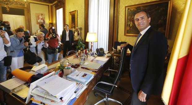 Comune Napoli, De Magistris nomina gli assessori. In giunta anche i 3 eletti