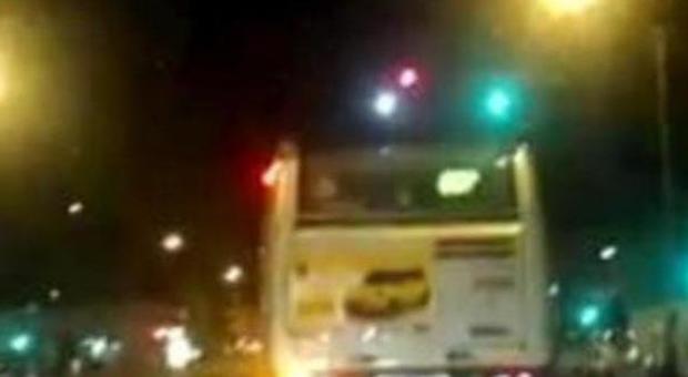 Bus supera limiti velocità e passa con il rosso: automobilista filma tutto e lo posta su Fb