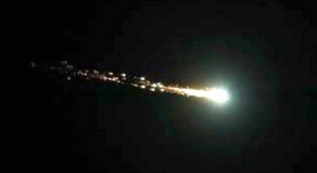 Meteorite verde enorme illumina il Nord Italia: le foto sui social. E lo vede anche Fedez