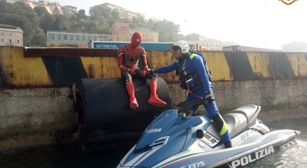 Spiderman cercava i poteri perduti tra le banchine del porto: preso dalla polizia