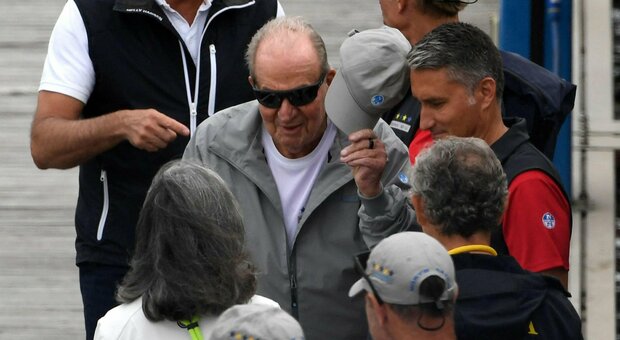 Juan Carlos, l’ex re torna in Spagna. È ospite di amici in Galizia per le regate in barca a vela