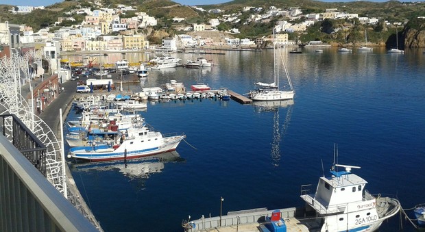 Finiscono sugli scogli con lo yacht a Ponza: sei passeggeri in salvo