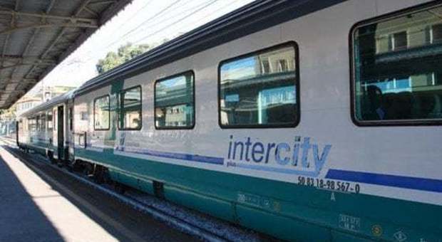 Treno guasto fra Roma e Firenze: 180 passeggeri bivaccano sulla massicciata sotto il sole