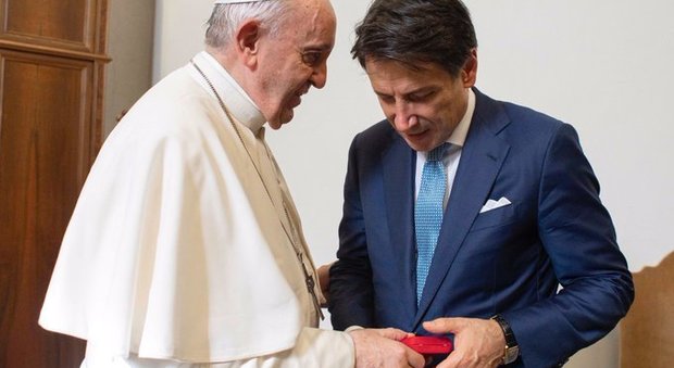 Papa Francesco saluta il premier incaricato Conte e gli dona un rosario