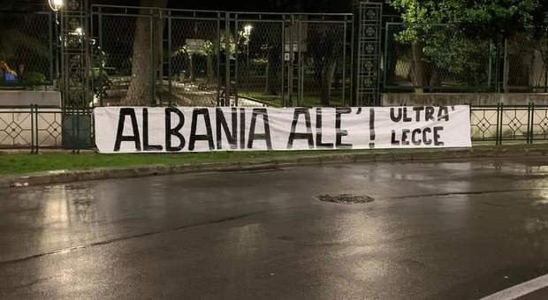 Albania, lo striscione solidale degli ultras