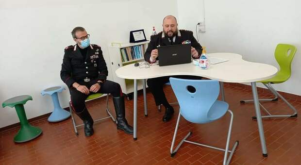 Studenti a lezione ma in cattedra stavolta ci sono i carabinieri: forte il "no" ai bulli e ai violenti