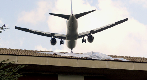 Un aereo a bassa quota mentre sorvola una casa vicino all'aeroporto Canova di Treviso