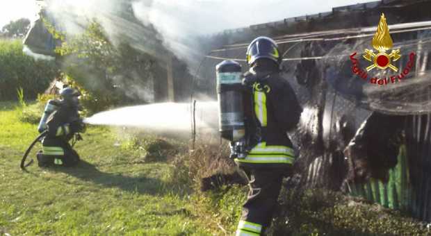 I pompieri spengono il rogo scoppiato nel ricovero attezzi a Valvasone
