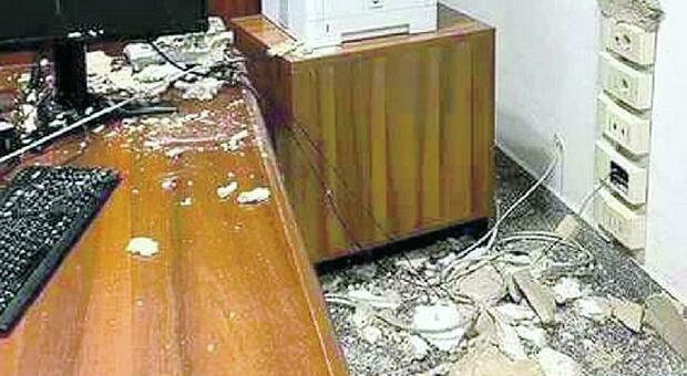 Tribunale Roma, crolla una parte del soffitto: «Noi ostaggio del degrado»