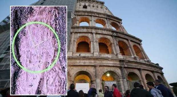 Roma, incide una "M" al Colosseo, alunno in gita nei guai