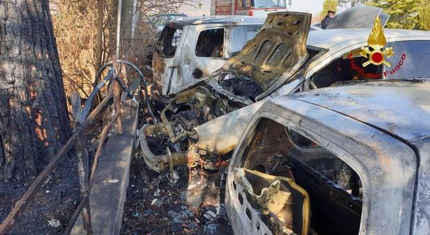 Si incendia auto a metano, il fuoco divora anche le due vetture a fianco