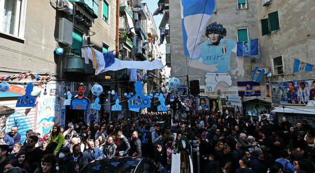 La folla a largo Maradona