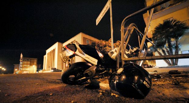 Latina, incidente in piazza Buozzi: muore un ragazzo di 27 anni sbalzato dalla moto