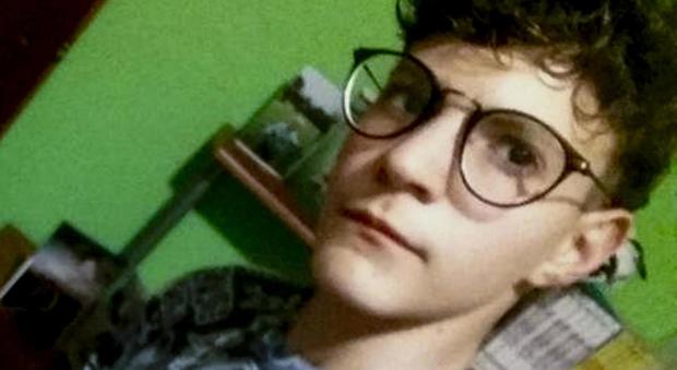 Ciro, morto a 16 anni sui binari: non è suicidio. Il papà: "Lo hanno lanciato dal finestrino del treno"