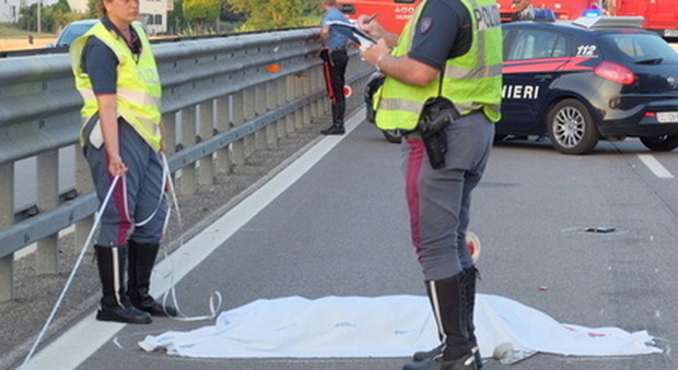 Carabiniere ucciso da un camion mentre fa rilievi stradali: lascia moglie e due figli