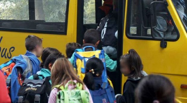 Potenza Picena, carambola tra auto e scuolabus: tre persone all'ospedale