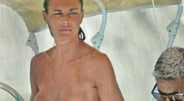 Martina Colombari, vacanze hot col marito Billy Costacurta: topless in barca a Ponza