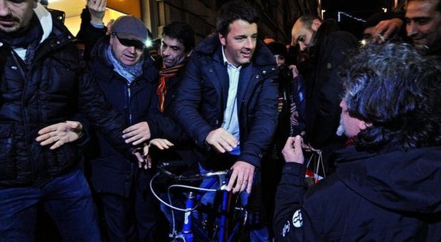 Renzi in bici dopo la conferenza stampa (foto M.Degl'innocenti-Ansa)