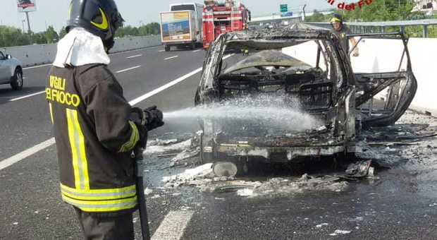 Auto in fiamme in autostrada, attimi di paura e disagi alla viabilità