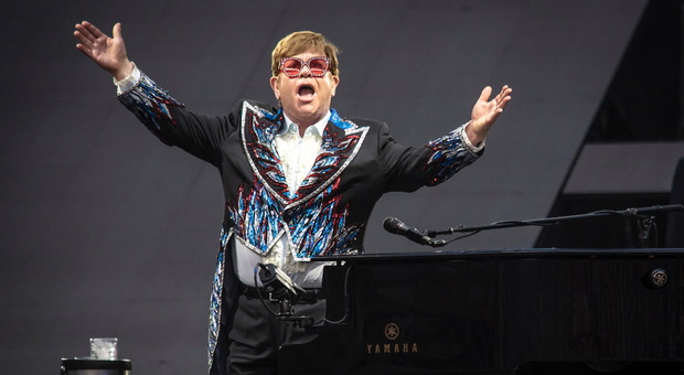 Elton John l'addio è in grande stile. A San Siro: in 50mila per l'ultimo concerto in Italia.