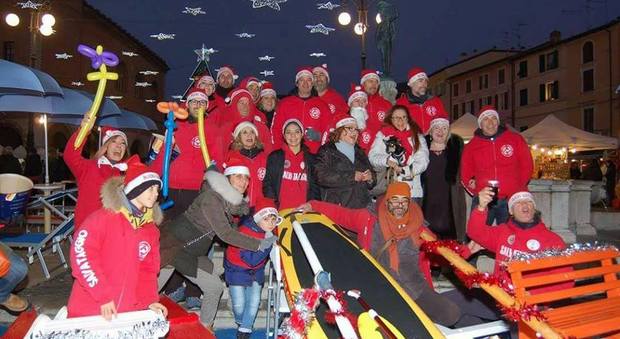 Bagnini di salvataggio vestiti da Babbo Natale in piazza Venti Settembre