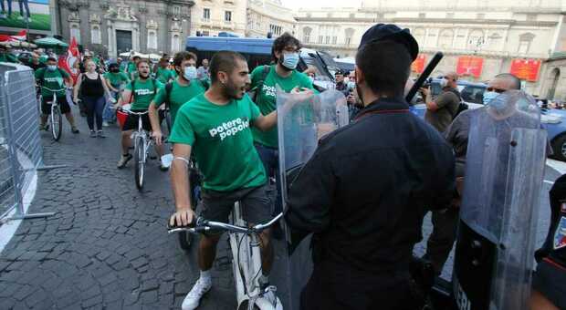 G20 a Napoli, sale la temperatura: 50 attivisti forzano la «zona rossa»