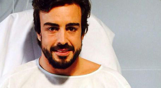 Fernando Alonso tranquillizza e ringrazia i tifosi dall'ospedale di Barcellona