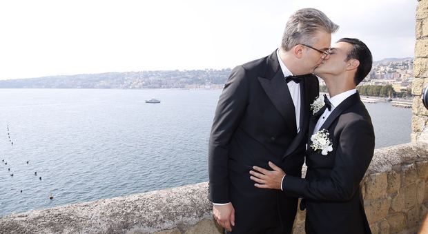 Unioni civili, sindaco gay si sposa primo bacio a Napoli