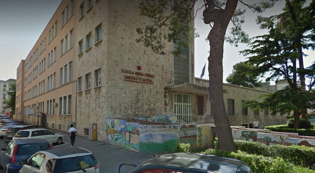Bari, accoltellato al torace davanti a una scuola media: è grave
