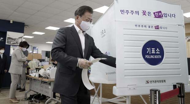 Il presidente sudcoreano Moon al seggio