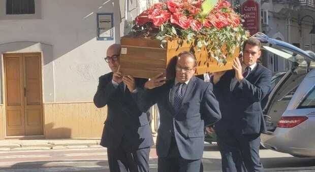 Omicidio e suicidio a Villa Castelli, i funerali nella stessa chiesa. L'ultimo saluto a Giuseppina: «Mai più, né qui e né altrove»