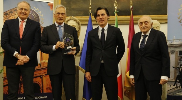 Il prefetto Masciopinto, Gravina, Montella e Ferlaino durante la premiazione di Euromediterraneo