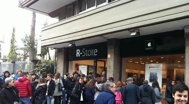 Apple, arriva in Italia il nuovo iPhone 6: negozi della "mela" aperti tutta la notte