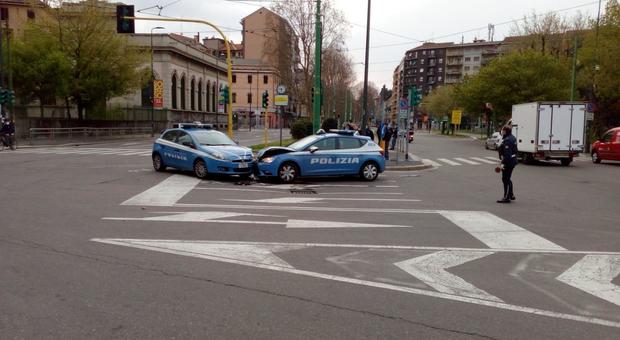 Milano, scontro tra due volanti della polizia ad un incrocio mentre inseguono un ladro