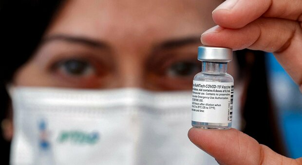 Vaccini, terza dose di siero anti Covid: tutto quello che c'è da sapere