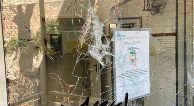 Baby vandali, in quattro rompono le vetrate della scuola: ripresi dalle telecamere