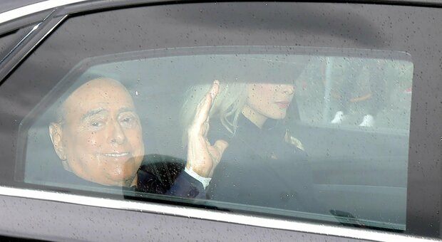 Berlusconi ricoverato al San Raffaele, come sta dopo la prima notte in ospedale. Al suo fianco c'è Marta Fascina