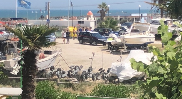 Porto San Giorgio, rubano sette zainetti in spiaggia: prese subito le baby ladre
