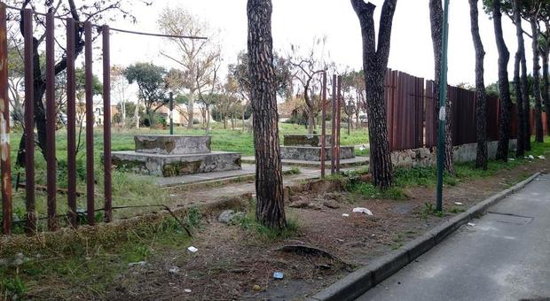 Napoli, vandali nel parco di Ponticelli: distrutta la recinzione, petardi contro i custodi