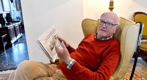 Renato Gardin mentre legge sul Gazzettino la storia del giovane salvato 41 anni fa