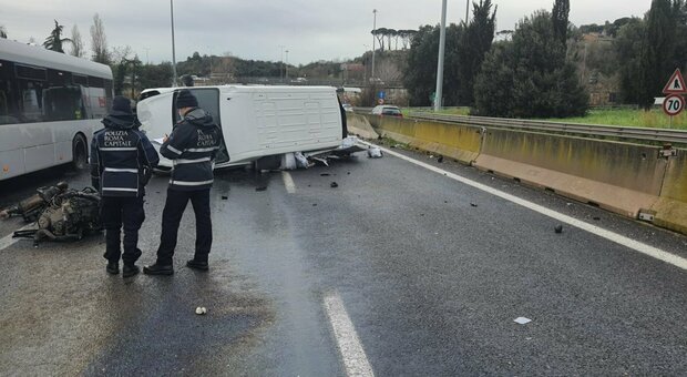 Roma, furgone perde il carico dopo un incidente: strada chiusa e traffico in tilt